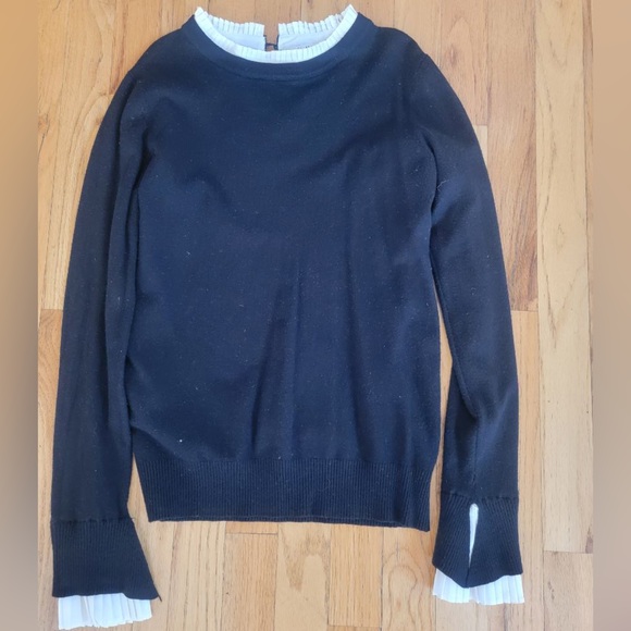 Black sweater with white fringe in collar and sleeves - Picture 1 of 1